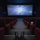 映画エンドロール、途中で帰るのはマナー違反?主題歌の余韻を深掘り